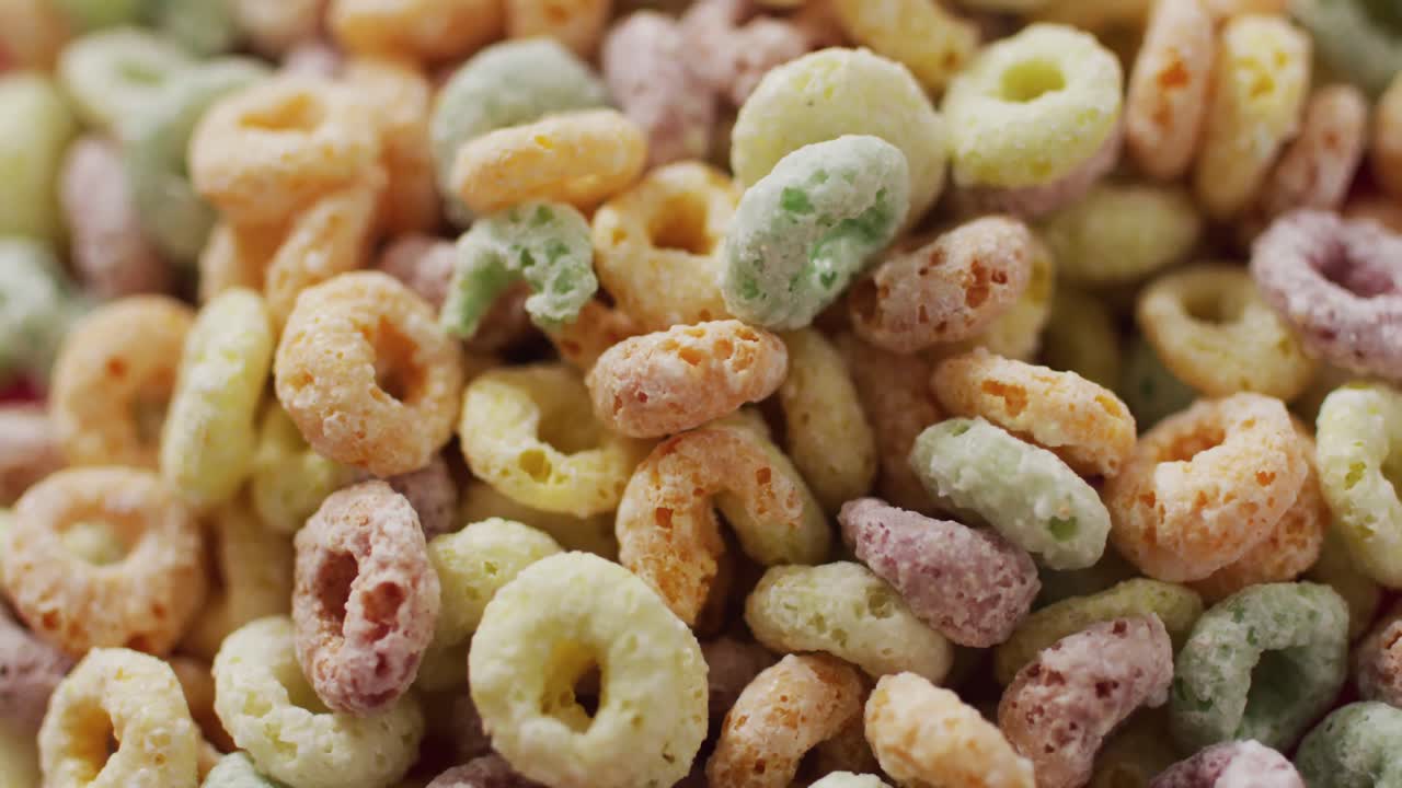 video de coloridos cereales redondos de desayuno sobre un fondo blanco