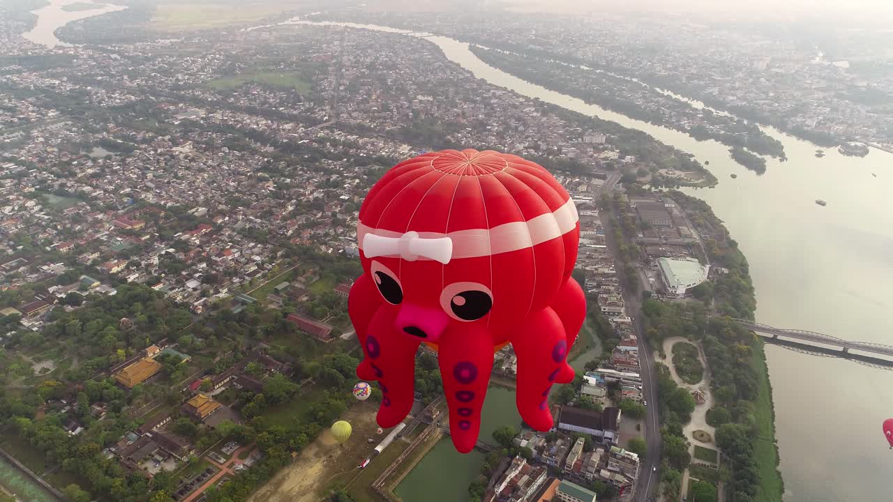 un globo aerostático con forma de calamar sobrevuela la antigua capital de hue, vietnam