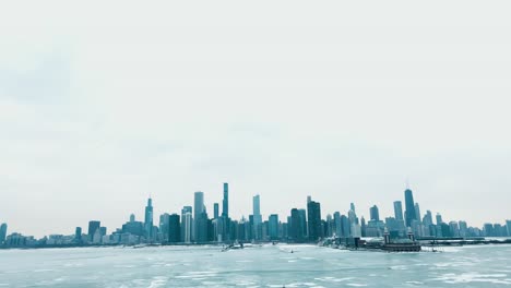 Antena-Cinematográfica-De-Invierno-De-Chicago,-Estados-Unidos-Desde-La-Luz-Del-Puerto-De-Chicago-Con-Rascacielos-Del-Centro-A-La-Vista-4k