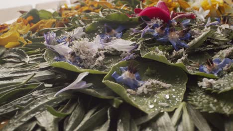 plato de hojas comestibles y flores girando en la mesa