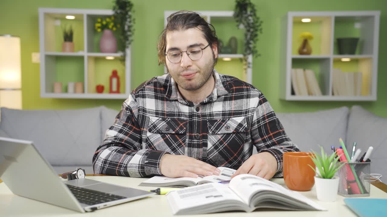 un joven pensativo y deprimido en su casa.