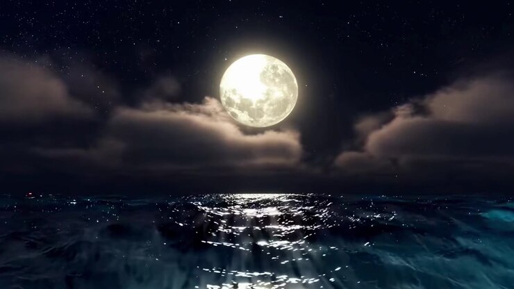 Lua Cheia Brilhando Sobre Ondas Calmas do Oceano à Noite