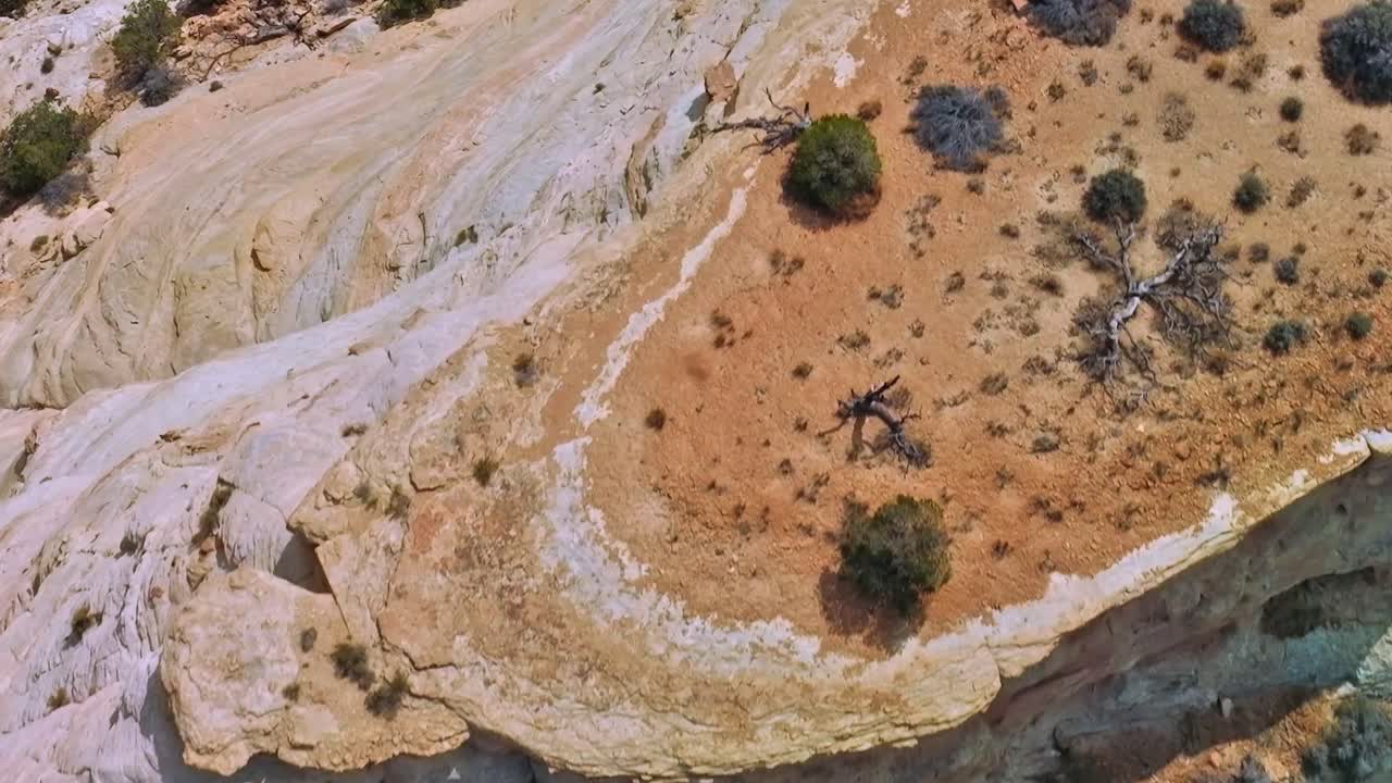 Formazioni rocciose del deserto del Mojave con texture e motivi naturali