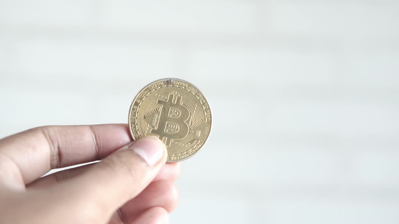 moneda de bitcoin en la mano