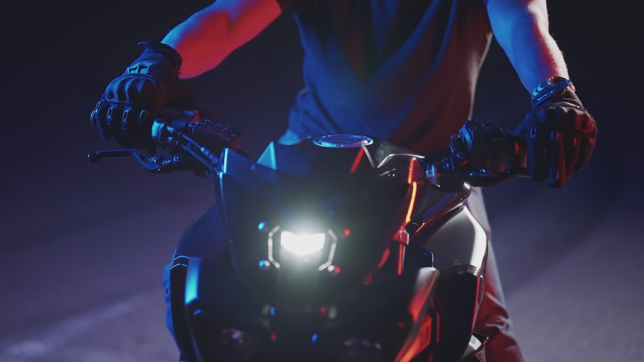 저조한 빛 속 의 오토바이 운전자