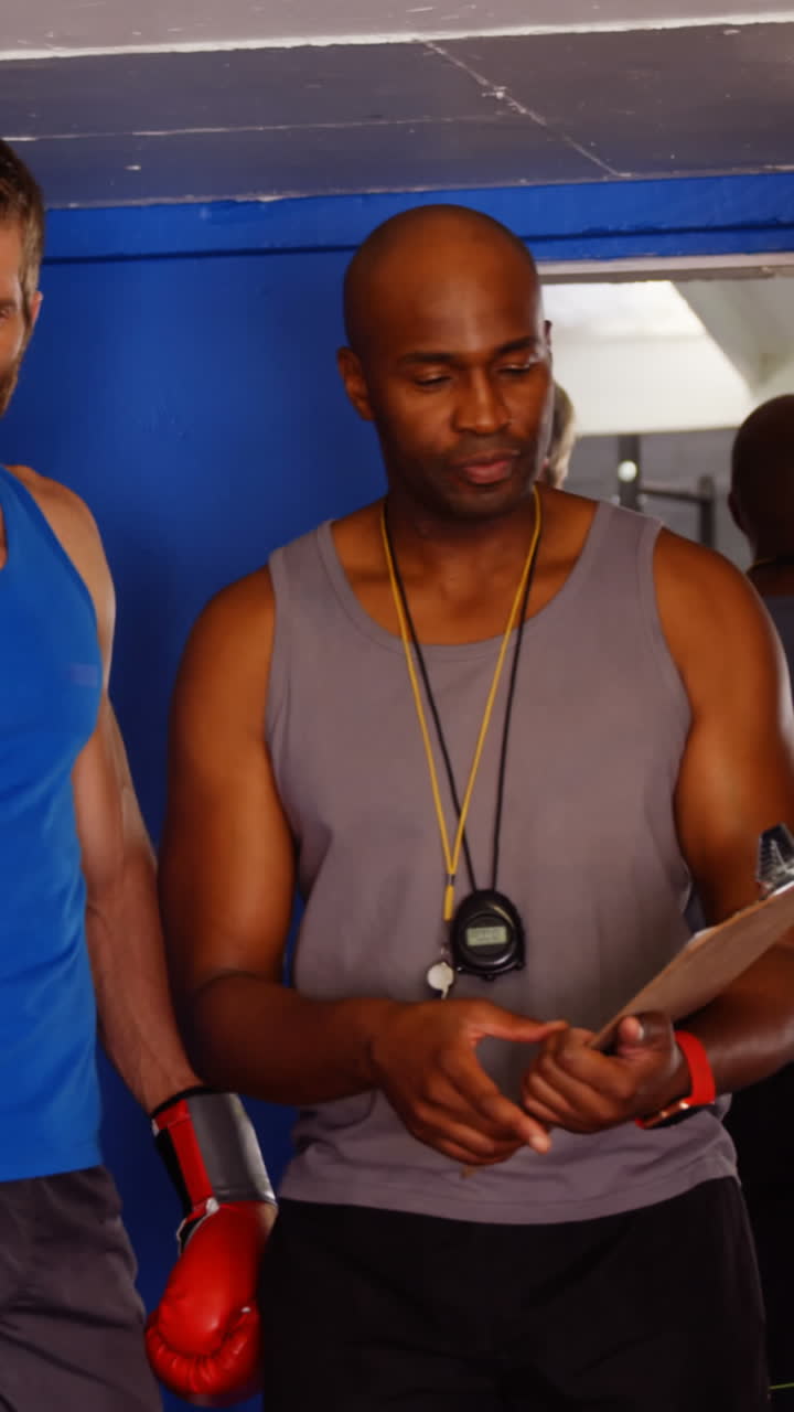 entrenador masculino explicando a la gente en el clipboard