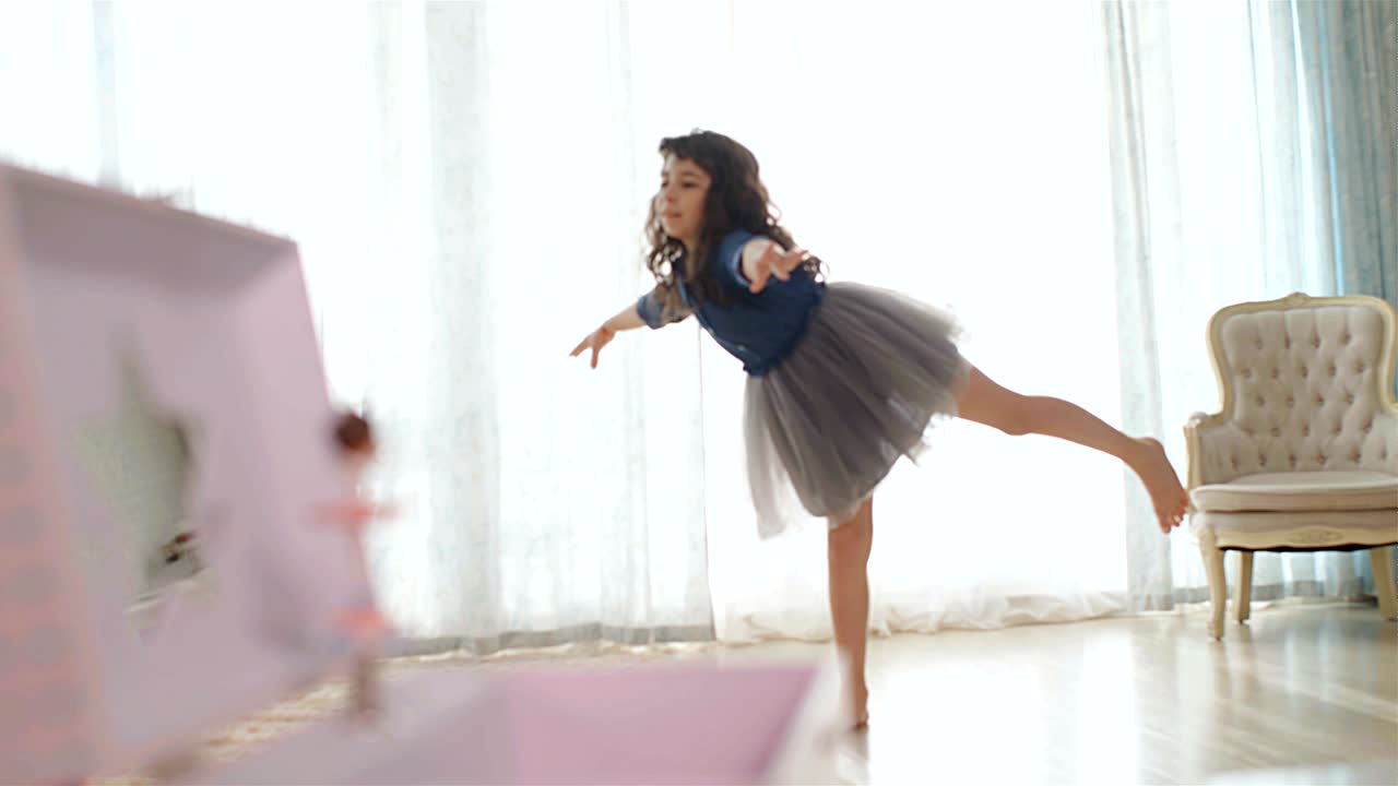 춤을 추는 바레리나와 함께 음악 상자 앞에, 춤추는 소녀 뒤에, 4k