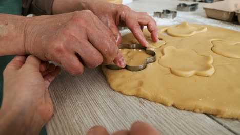 Oma-Und-Mädchen-Backen