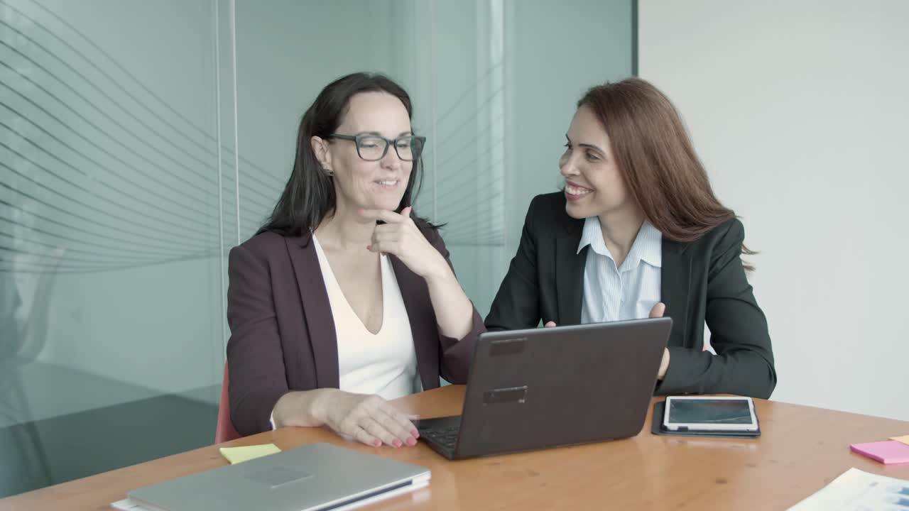 parejas femeninas confiadas riendo, hablando, hablando por video