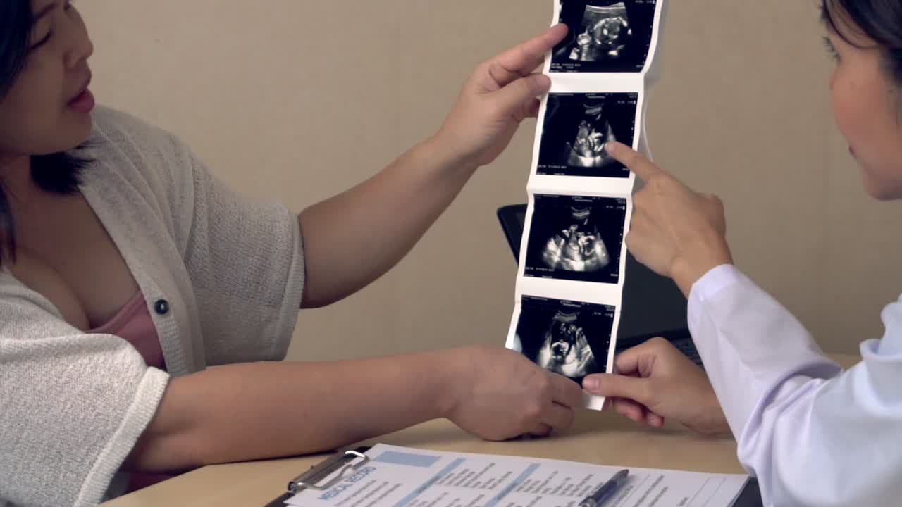 Donna incinta e medico ginecologo in ospedale
