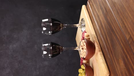 variedad de queso y vino chileno