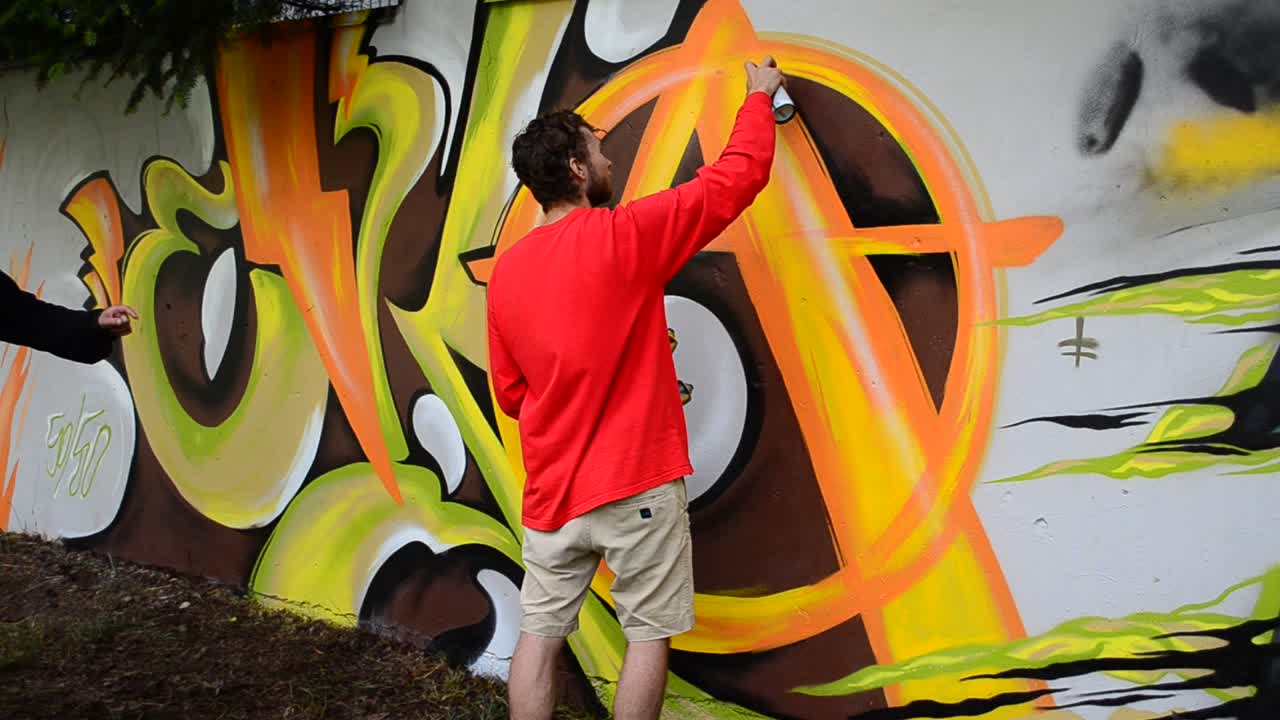 Processo di Creazione di Graffiti, Recinzione. L'Artista Disegna Graffiti