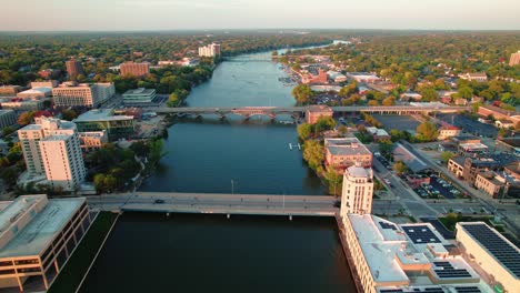 Goldene,-Farbenfrohe-Landschaft-über-Dem-Rock-River-In-Rockford-Mit-Einigen-Brücken-Und-überquerenden-Autos