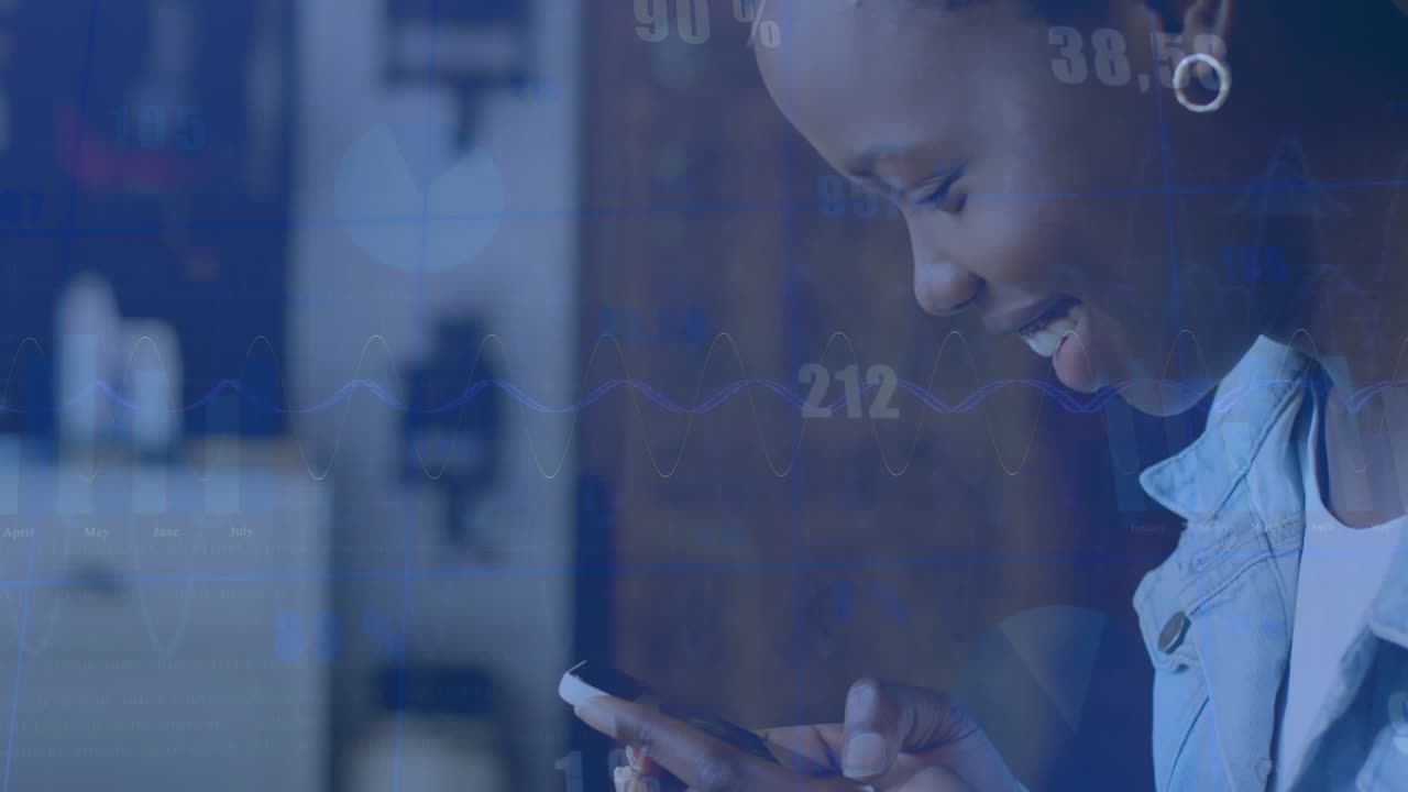 animazione dell'elaborazione di dati statistici su una donna afroamericana che sorride mentre usa lo smartphone