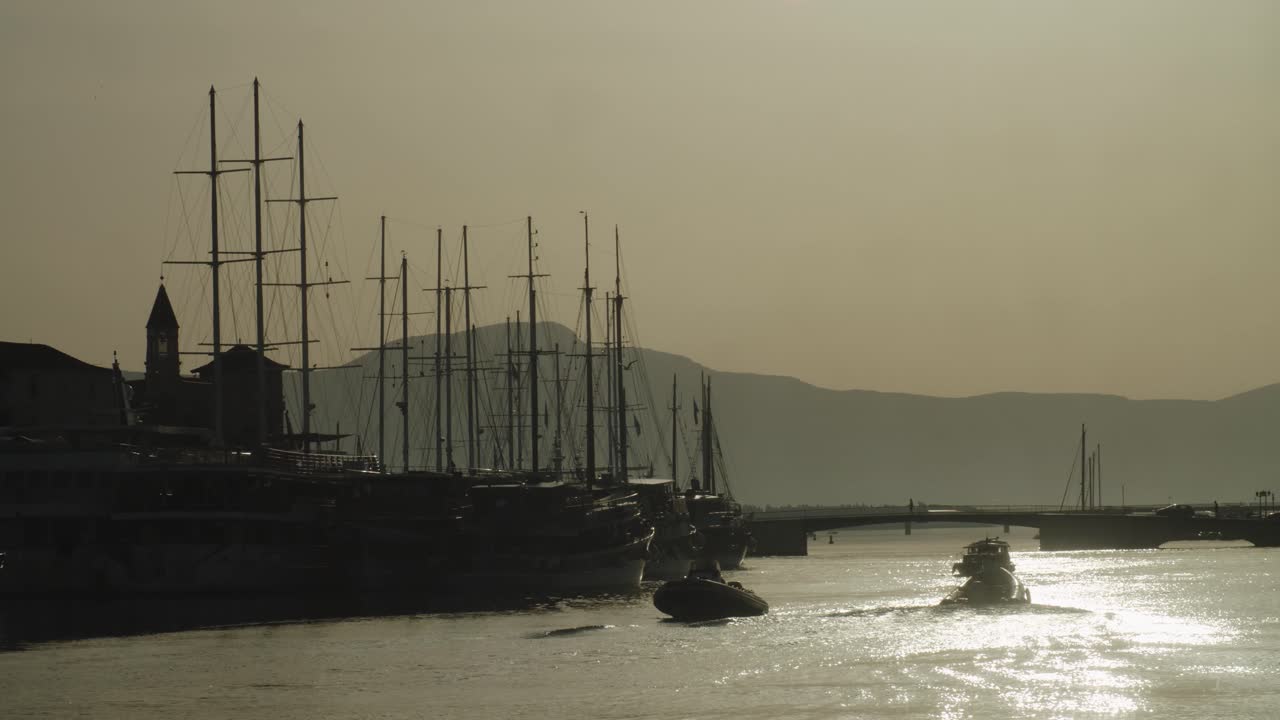 항구의 배에서 환상적인 샷