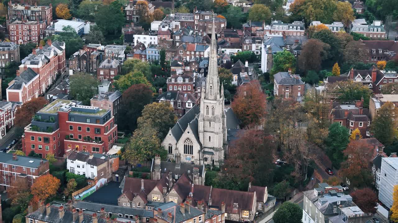Kirkespiret reiser seg over høstgatene i landsbyen Hampstead