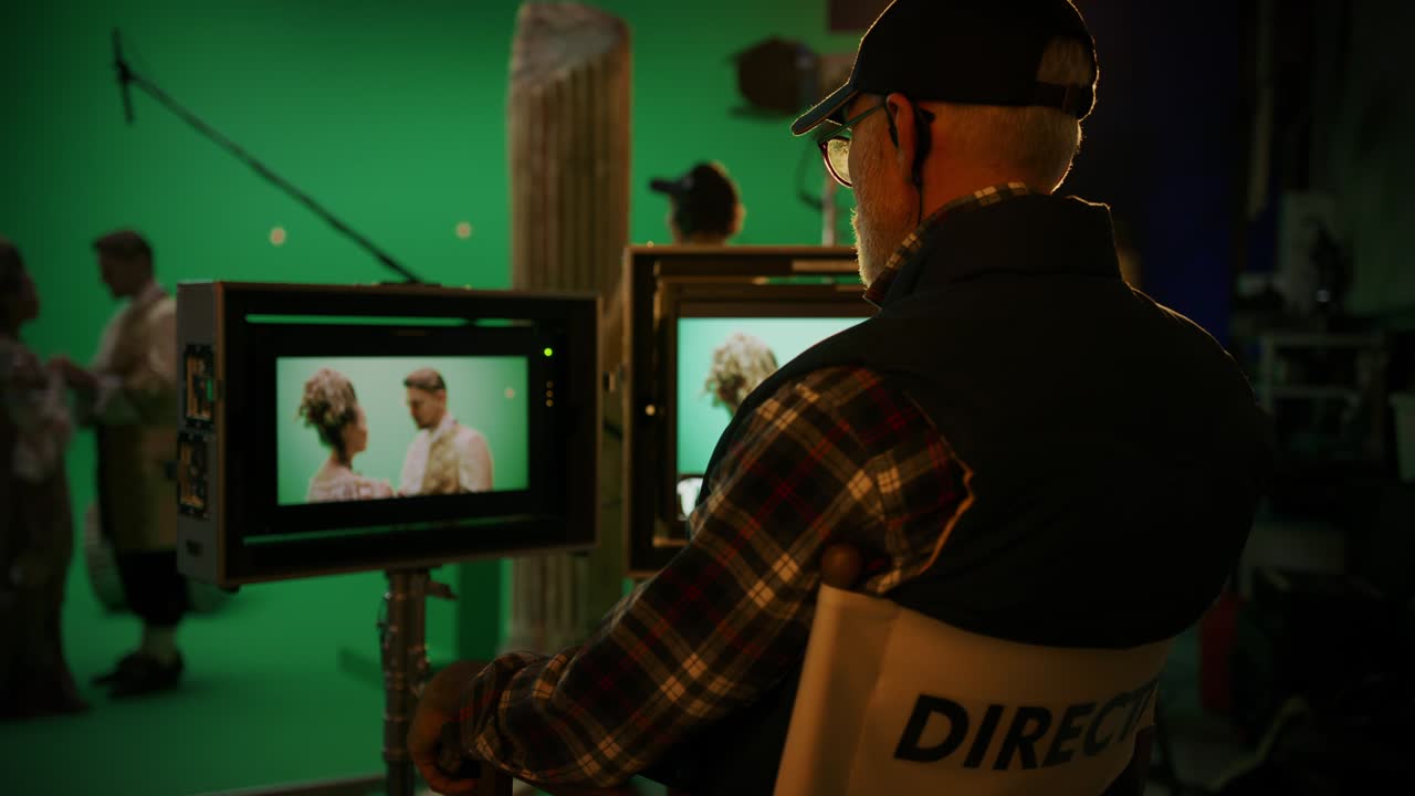el director da órdenes de rodaje de la historia de la película pantalla verde escena cgi con actores que llevan trajes renacentistas. gran estudio de cine equipo profesional de rodaje película de gran presupuesto. vista trasera tiro de arco