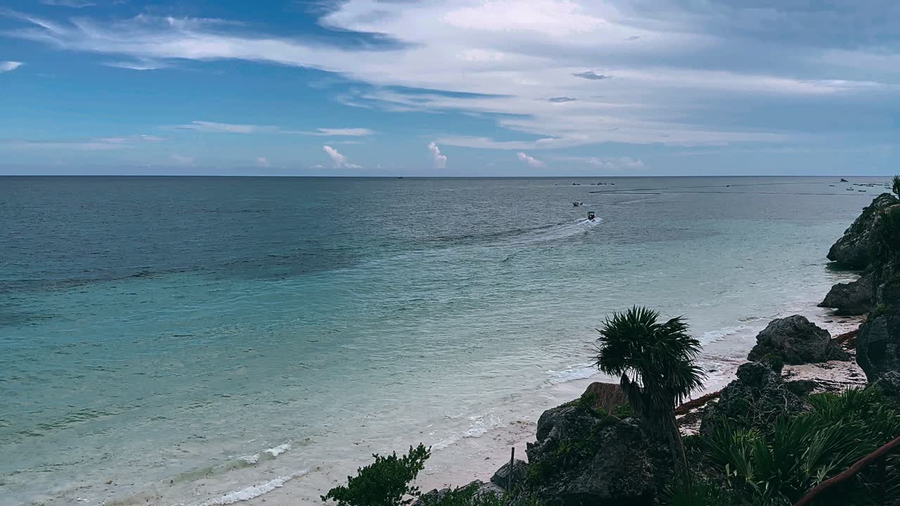 playa tropical con barcos y veleros