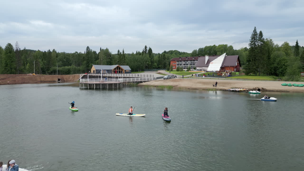 물놀이를 할 수 있는 호수변 리조트