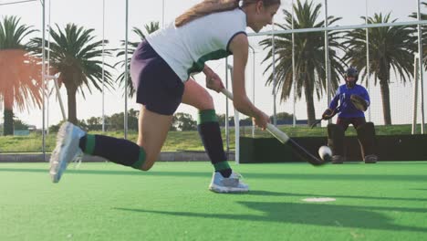 jugadoras de hockey jugando en el campo