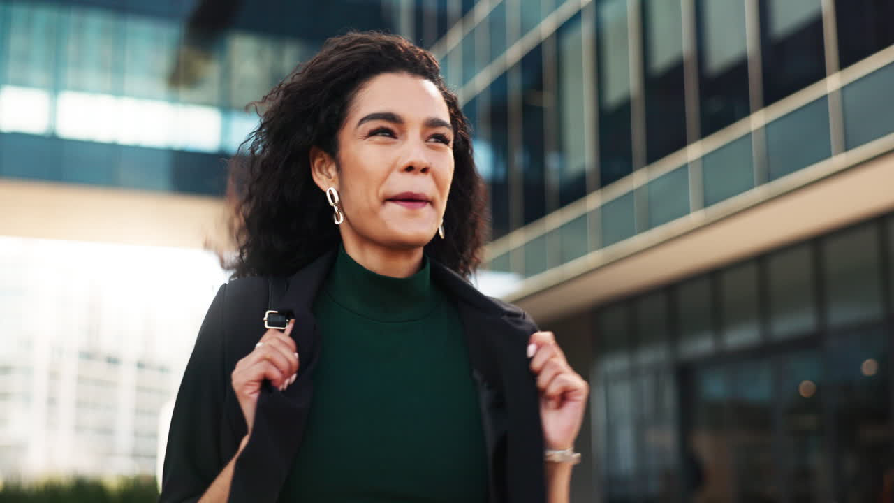 negocios, emocionado, mujer y feliz en la ciudad