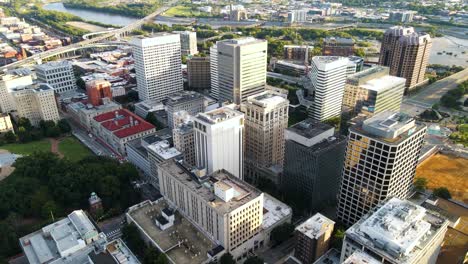 centro de la ciudad y frente al río en richmond, virginia | paso elevado aéreo | verano 2021