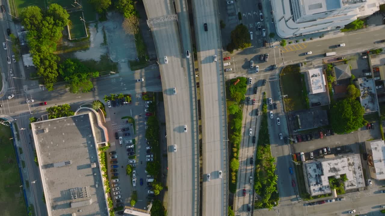 도시 의 교통 인프라 의  ⁇  다운  ⁇ 닝 영상. 바쁜 다차선 고속도로 에서 운전 하는 차량 과 출구 램프 를 이용 하는 것