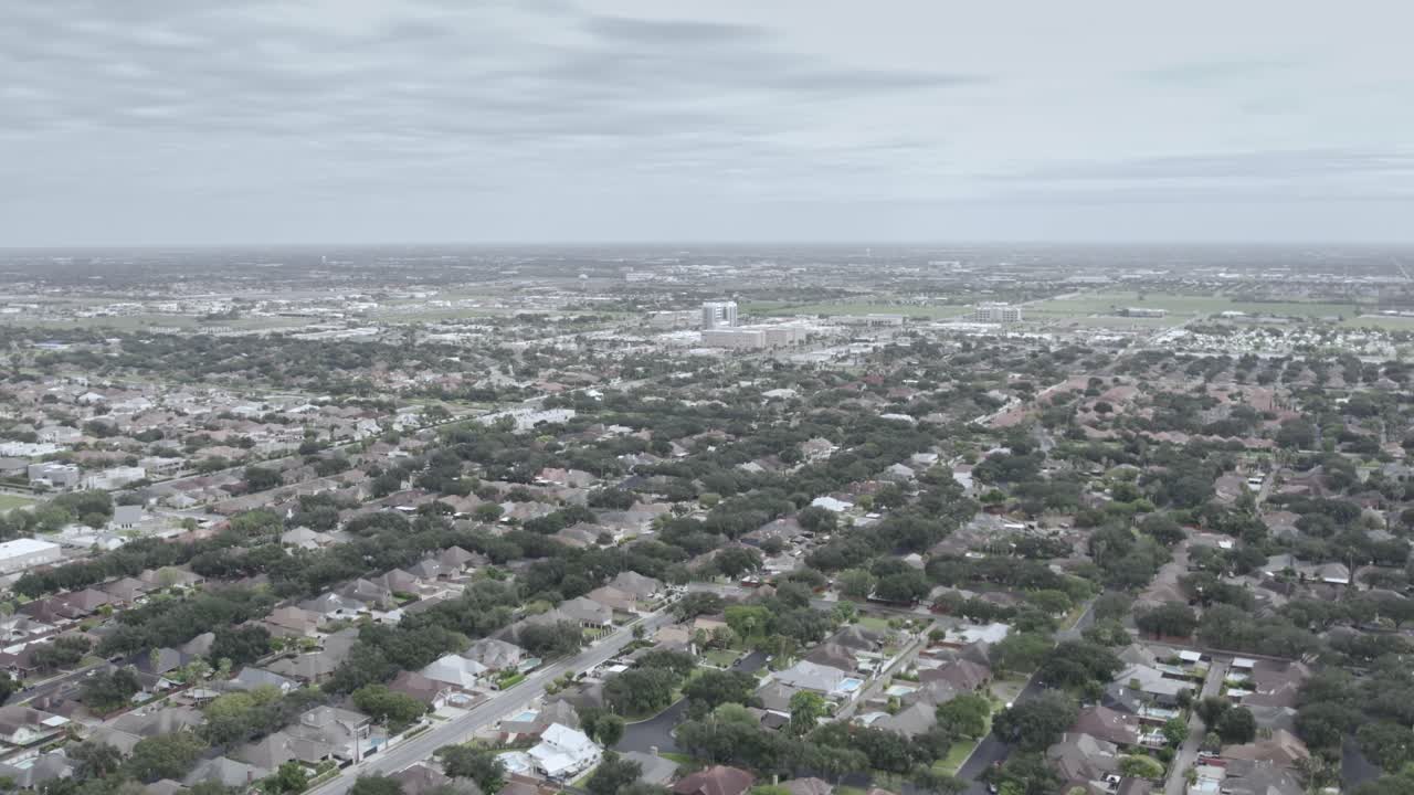 imágenes de drones de un día nublado en nolana y la calle 10 al norte de mcallen, texas