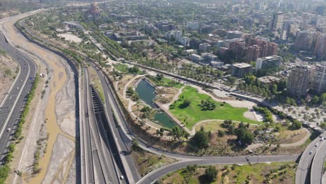 Luftaufnahme-Des-Bicentenario-Parks-In-Der-Nähe-Des-Hügels-San-Cristobal-In-Santiago