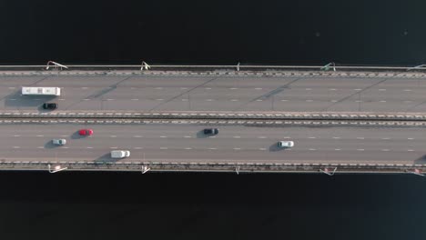 vista aérea de un puente de carretera con tráfico