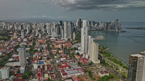 Antena-V27-De-La-Ciudad-De-Panamá-Vuela-Alrededor-De-Los-Barrios-De-Calidonia-Y-La-Exposición-Capturando-Torres-Residenciales-De-Gran-Altura-Frente-Al-Mar-Y-El-Populoso-Paisaje-Urbano-Del-Centro---Filmado-Con-Cine-Mavic-3---Marzo-De-2022