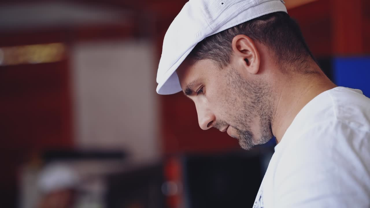 Uomo che cucina cibo. Chef uomo che prepara cibo al ristorante.