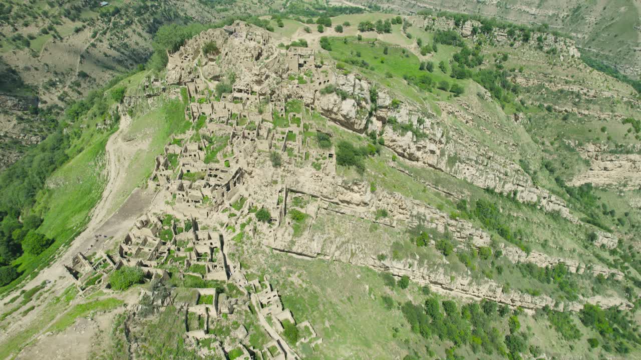 vista aérea de un pueblo de montaña abandonado