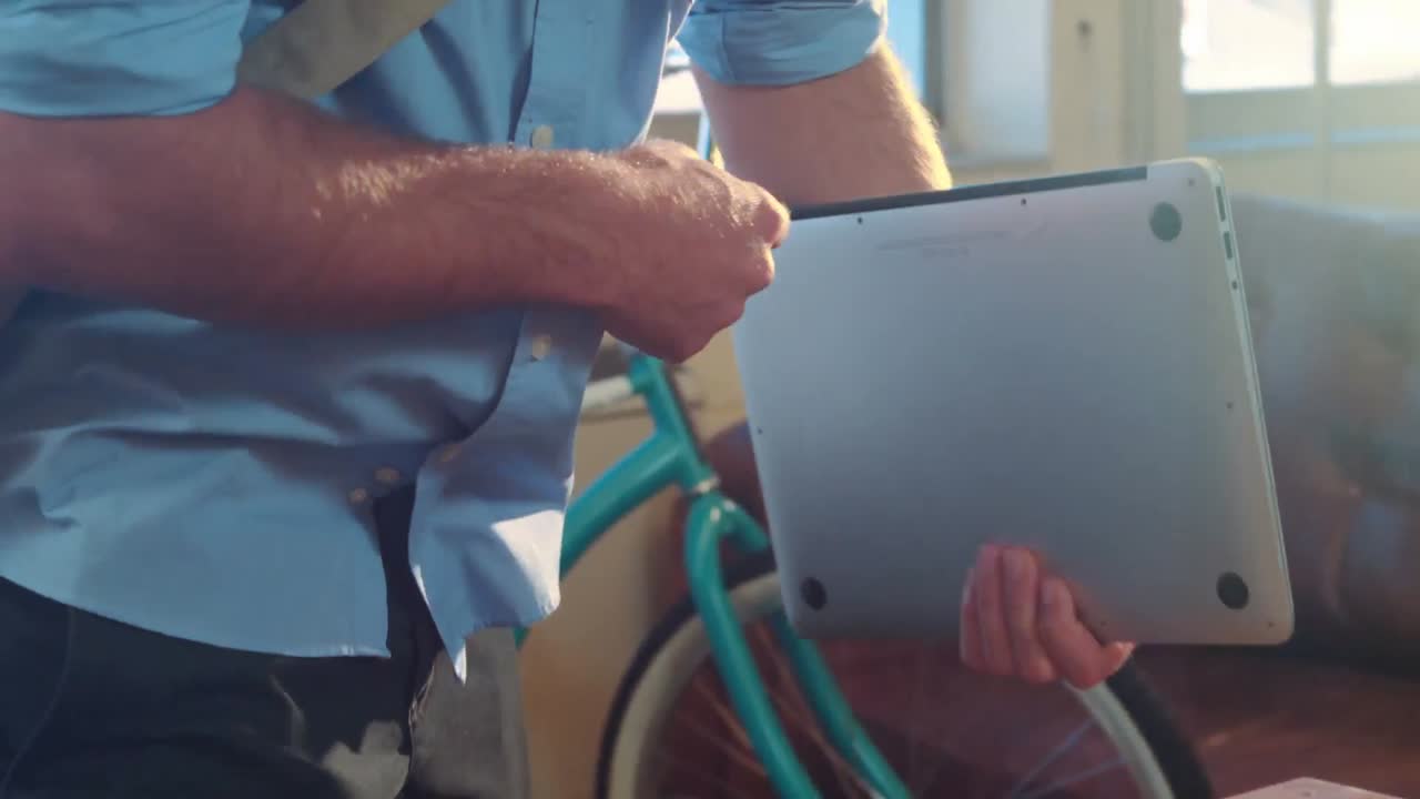 ejecutivo de negocios masculino llevando una computadora portátil