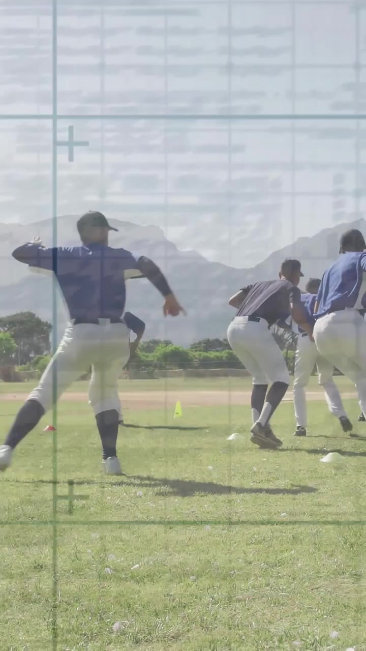 Video verticale: Squadra di baseball che si allinea vicino ai coni, esegue un esercizio di velocità per l'allenamento, con una leggera sovrapposizione a griglia