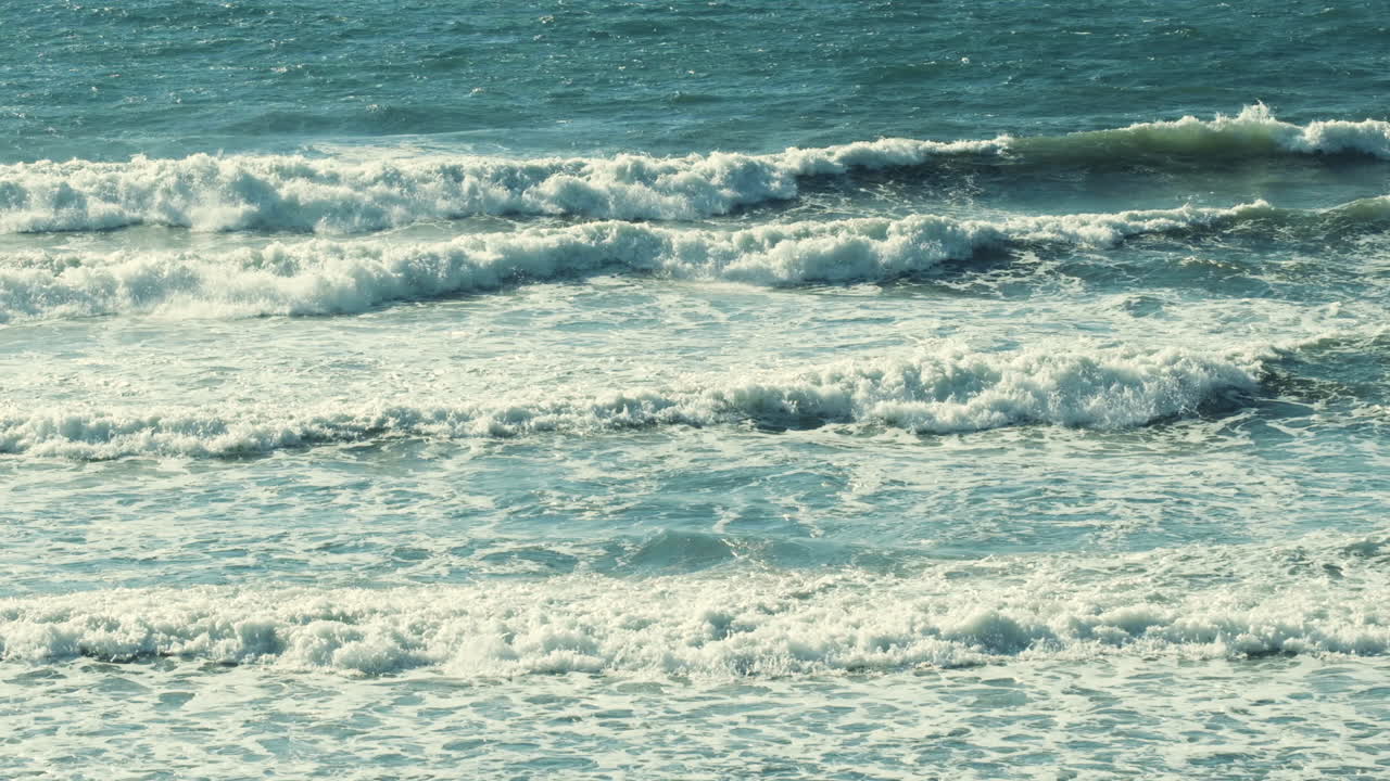 큰 파도가 굴러가는 느린 움직임