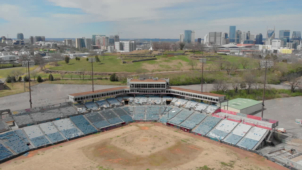 campo de béisbol abandonado con la antena del horizonte de la ciudad de nashville en el día