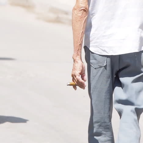 hombre caminando con un cigarro en la mano en la calle en la habana cuba