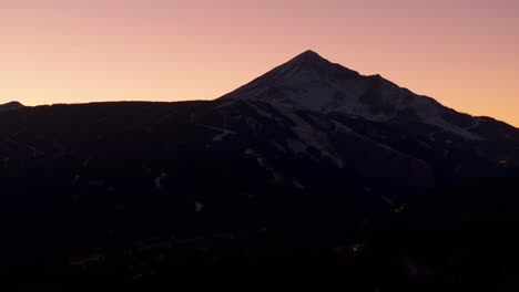 Toma-Panorámica-De-La-Hermosa-Montaña-Solitaria-En-El-Gran-Cielo,-Montana-Al-Atardecer