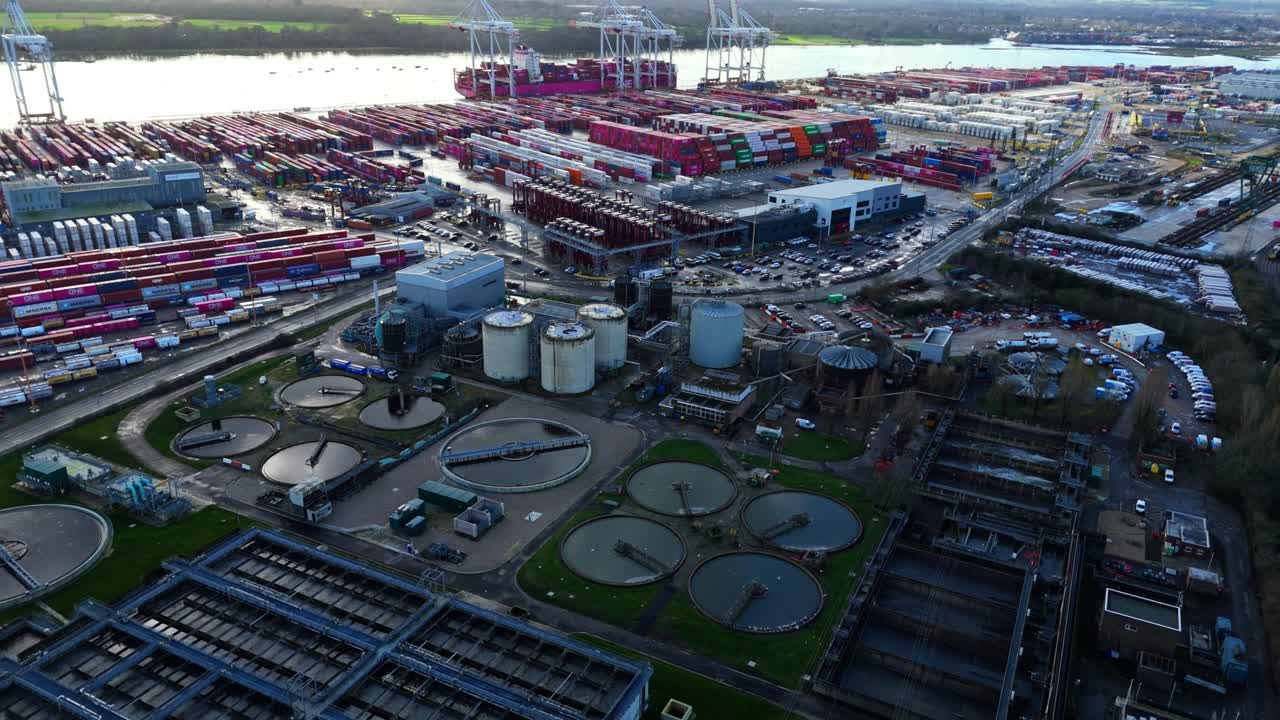 Panorama-Luftaufnahme per Drohne vom Industriehafen für Frachtschifffahrt in Southampton, England. An einem schönen, sonnigen, bewölkten Wintertag mit dem Fluss im Blick und den umliegenden Fabriken.