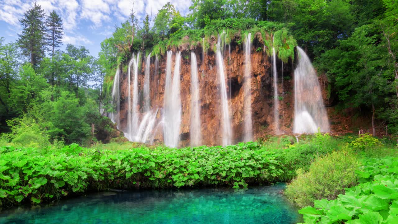 vídeo de cinemagrafa de bucle sin costuras del paisaje de cascadas en los lagos de plitvice, croacia