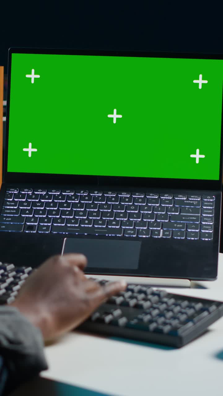 Portræt af kvinde, der arbejder hjemmefra med research og skriver på en mockup laptop