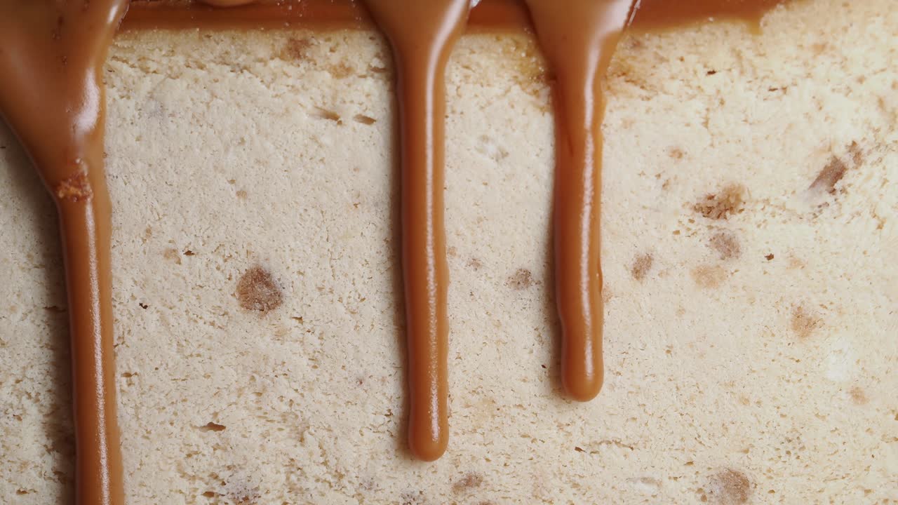 Sauce au caramel coulant sur un délicieux gâteau