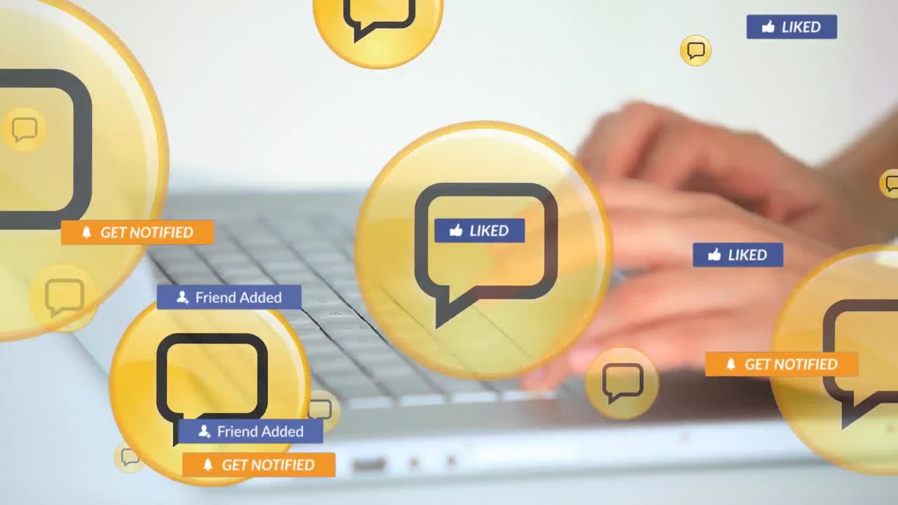 animación de textos de redes sociales con icono de burbuja de habla sobre las manos escribiendo en el teclado