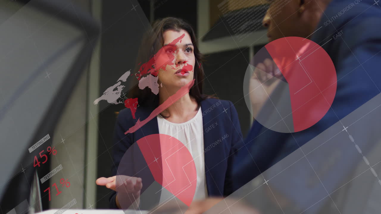 인포그래픽 인터페이스의 애니메이션과 동료와 토론하는 다양한 심각한 사업가