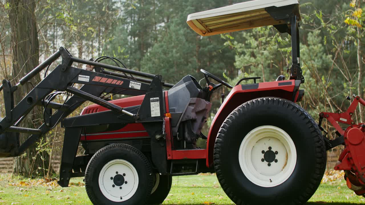 에 있는 빨간색 트랙터