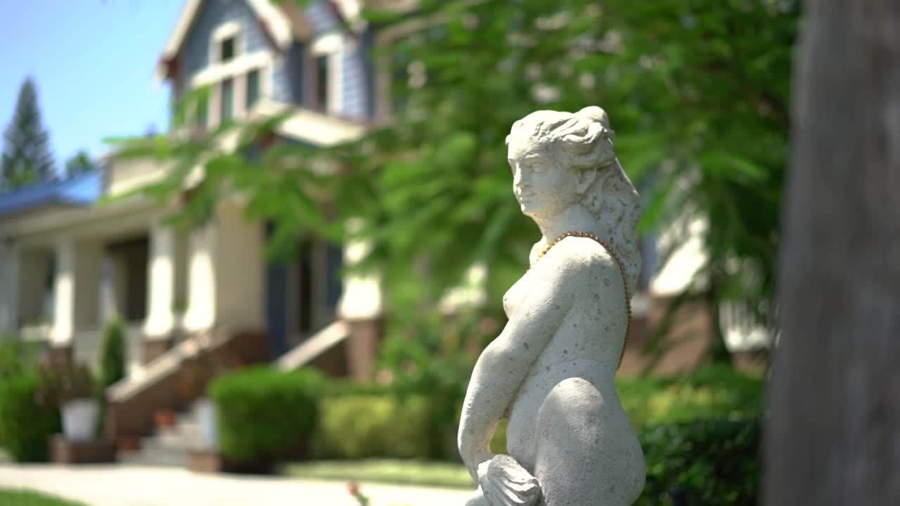 ornamentada estatua femenina de mármol blanco en una rica mansión residencial de lujo propiedad jardín