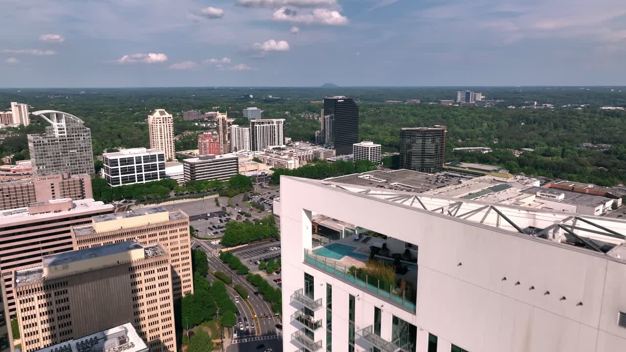 tomado por un dron revelando el gran estacionamiento de buckhead ciudad de atlanta vecindario, edificios modernos del horizonte, georgia, ee.uu.