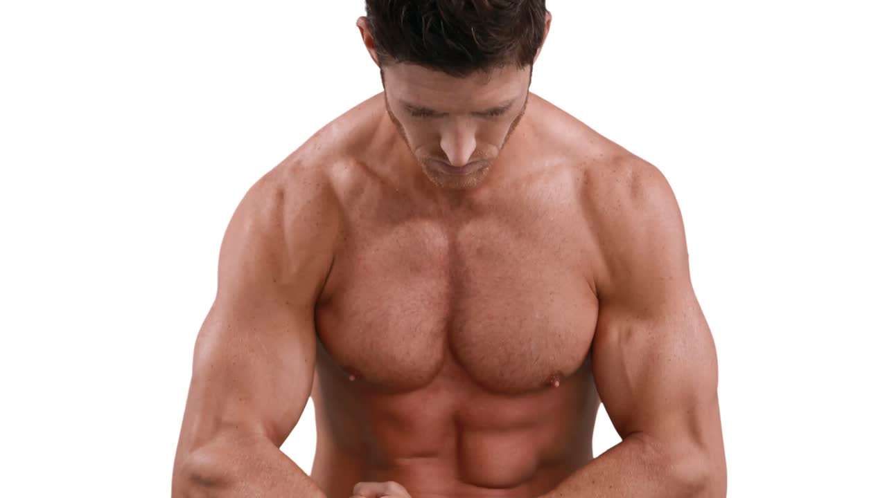 hombre musculoso flexionando sus músculos