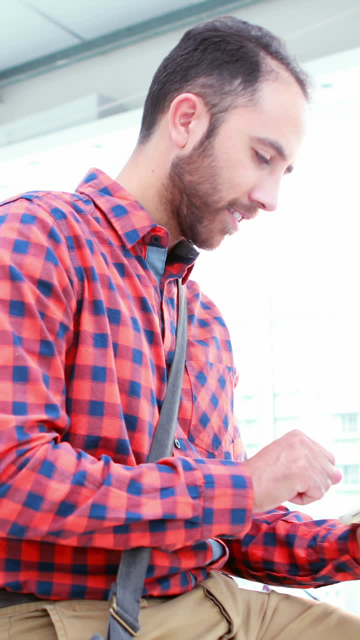 hombre de negocios casual trabajando en su escritorio